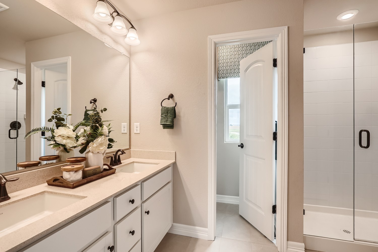 A bathroom with a sink and a mirror.