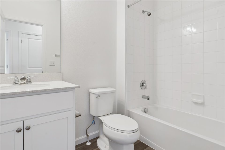 A bathroom with a toilet and bathtub.