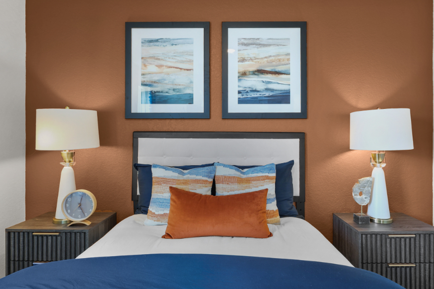 A bed with lamps on either side of it.